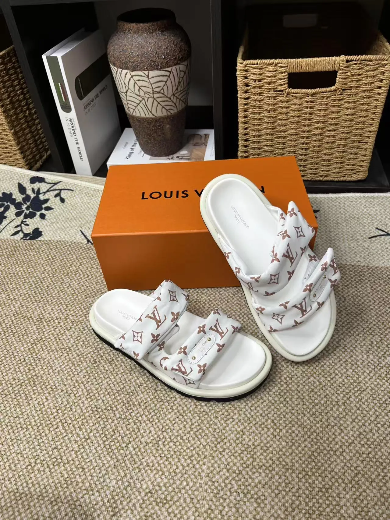 P340 yuan LV Louis Vuitton Full of high-end feel! A popular model among bloggers at home and abroad, it’s retro and fashionable, and looks stunning on your feet! Mainly recommended model on the official website★ ━━━━━ ЅᏇєєt ━━━━━ ▪️Upper: original calfskin ➕5D printing process ▪️Inner: imported mixed sheepskin ▪️Outsole: original molded foam outsole ▪️Size: Female 35-40 Men's 39-44 (women's 41 men's 45)